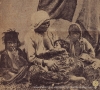 Cyganka z dziećmi przed namiotem