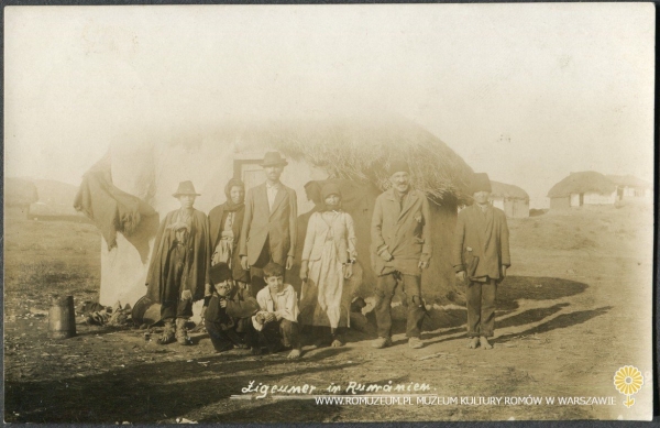 Zigeuner in Rumänien, rodzina przed domem