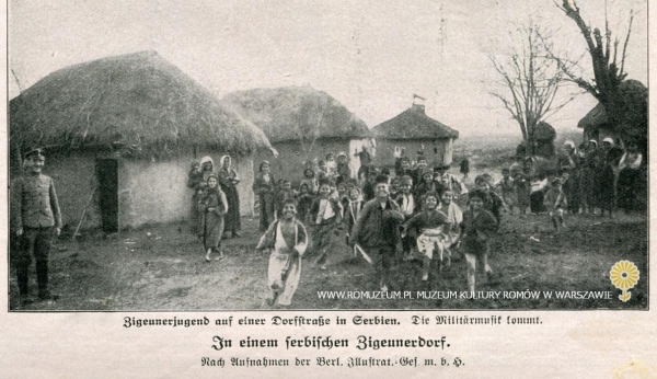 Młodzież wybiega na wiejską ulicę