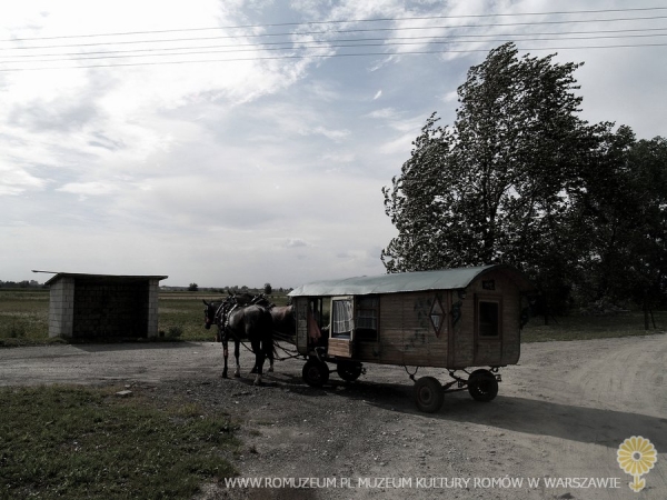 Wóz (typu ostrowskiego) polskich Romów na postoju